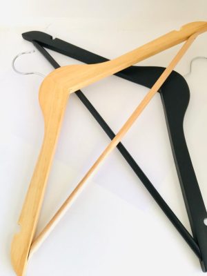 PERCHA DE MADERA X 3 MACAO CLARA/OSCURA ART BPENMT HAM